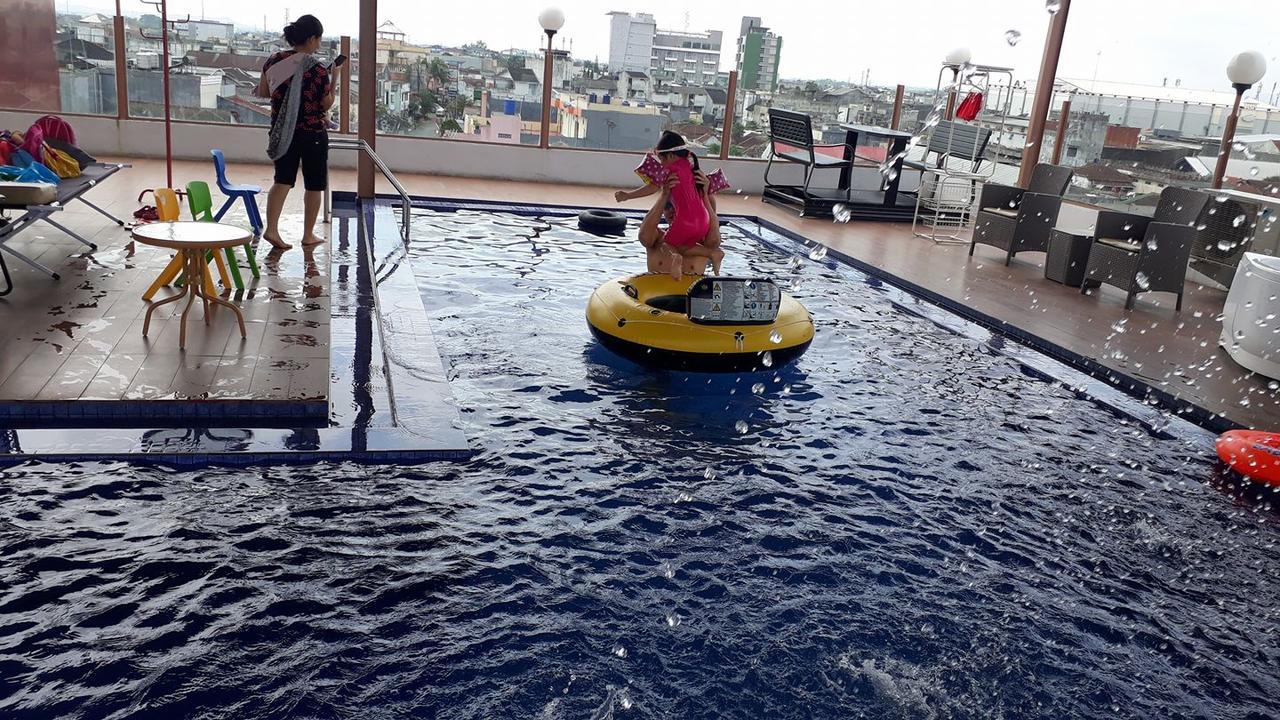 City Hotel Tasikmalaya Esterno foto